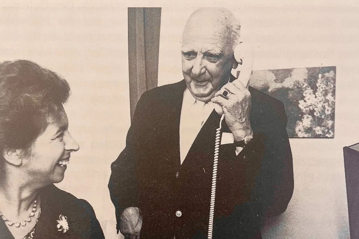 schwarz-weiß-Bild eines Telefonats